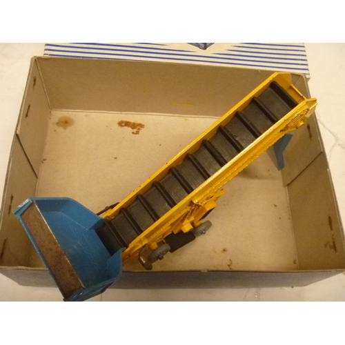 135 - DINKY TOYS VINTAGE BOXED ELEVATOR LOADER WITH BELT INTACT