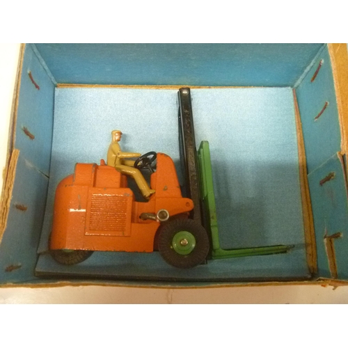 140 - DINKY TOYS VINTAGE BOXED COVENTRY CLIMAX FORK LIFT TRUCK