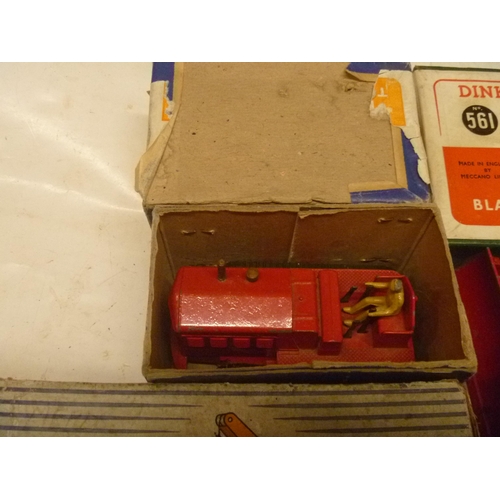 142 - DINKY TOYS VINTAGE BOXED MODELS GROUP OF 5 WITH SOME PLAYWEAR IN TATTIER OR INCOMPLETE BOXES