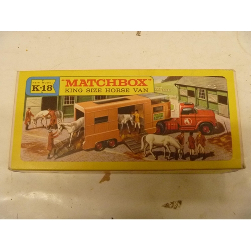 147 - LESNEY MATCHBOX BOXED ARTICULATED HORSE BOX VAN KING SIZE (DAMGED TO ONE INTERNAL FLAP TORN OFF)