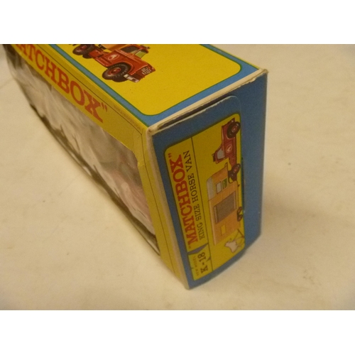 147 - LESNEY MATCHBOX BOXED ARTICULATED HORSE BOX VAN KING SIZE (DAMGED TO ONE INTERNAL FLAP TORN OFF)