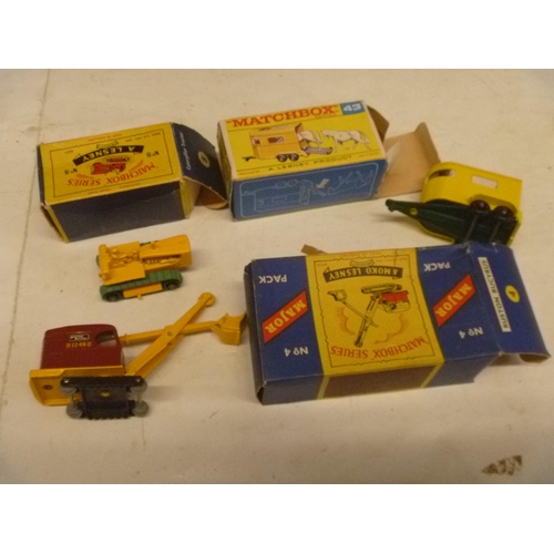 152 - LESNEY MATCHBOX BOXED GROUP RUSTON BUCYRUS (LACKS TRACKS) CATERPILLAR BULLDOZER AND HORSE BOX WITH H... 