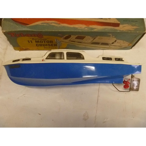 157 - TRIANG BURNHAM CLOCKWORK MOTOR CRUISER BOAT,, CORRECT KEY, BOX HAS 1 END AND 1 INNER FLAP MISSING