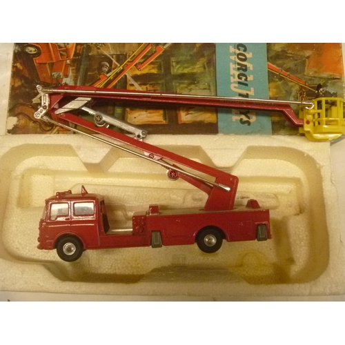 95 - CORGI TOYS BOXED MAJOR SIMON SNORKEL FIRE ENGINE