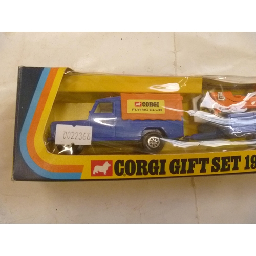 99 - CORGI TOYS BOXED GIFT SET LAND ROVER AND NIPPER AIRCRAFT ON TRAILER