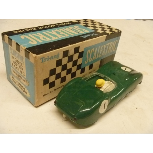 252 - SCALEXTRIC SLOT CAR - VINTAGE LISTER JAGUAR IN GREEN WITH RECENT SERVICE AND BOX WITH INSERT (SLOT C... 