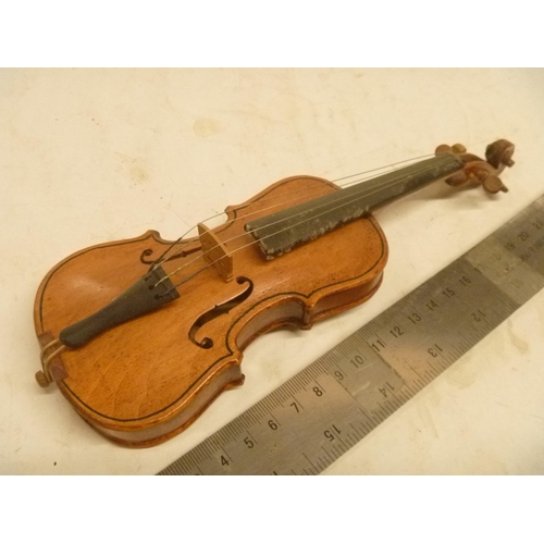 102 - EXQUISITE HAND-MADE MINIATURE WOODEN MUSICAL INSTRUMENT VIOLIN OF SUPERB QUALITY, MADE IN THE 1960's