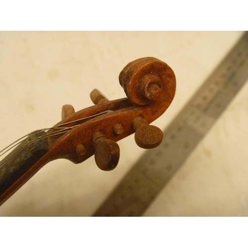 102 - EXQUISITE HAND-MADE MINIATURE WOODEN MUSICAL INSTRUMENT VIOLIN OF SUPERB QUALITY, MADE IN THE 1960's