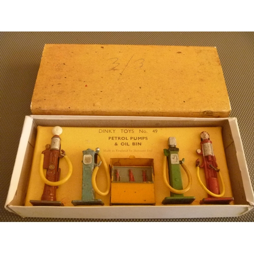 134 - VINTAGE DINKY TOYS PETROL PUMPS AND OIL BIN SET (DIECAST FAIR TO GOOD WITH 1 GLOBE MISSING, BOX IS R... 