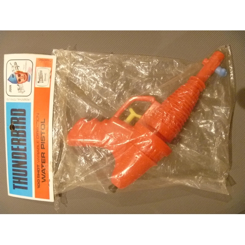 76 - A JR 21 GERRY ANDERSON THUNDERBIRDS WATER PISTOL (HEADER CARD HAS THE WORD FAULTY IN PENCIL ON IT)