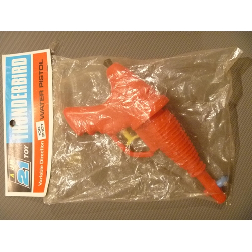 76 - A JR 21 GERRY ANDERSON THUNDERBIRDS WATER PISTOL (HEADER CARD HAS THE WORD FAULTY IN PENCIL ON IT)