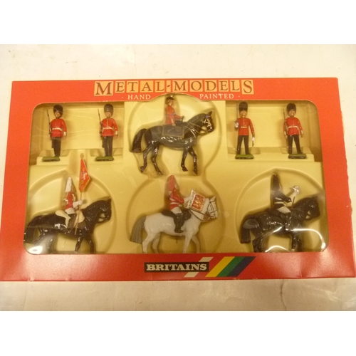 BRITAINS FIGURES 7218 THE QUEEN WITH MOUNTED LIEFGUARDS SET