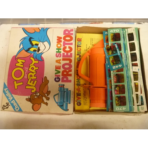 173 - TOM & JERRY GIVE A SHOW PROJECTOR BY BARCLAY TOYS WITH SLIDES