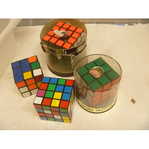 188 - SELECTION OF VINTAGE RUBIKS AND PUZZLE CUBES SOME WITH FAULT AND NOTABLE SIGNS OF USE (1 OF THE CASE... 