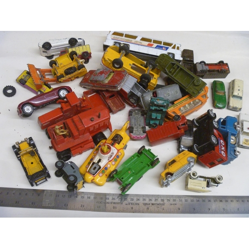 140 - A  GOOD MIXED TRAY OF LOOSE PLAYWORN DIECAST VEHICLES INCLUDING MATCHBOX LESNEY, DINKY AND CORGI MOD... 