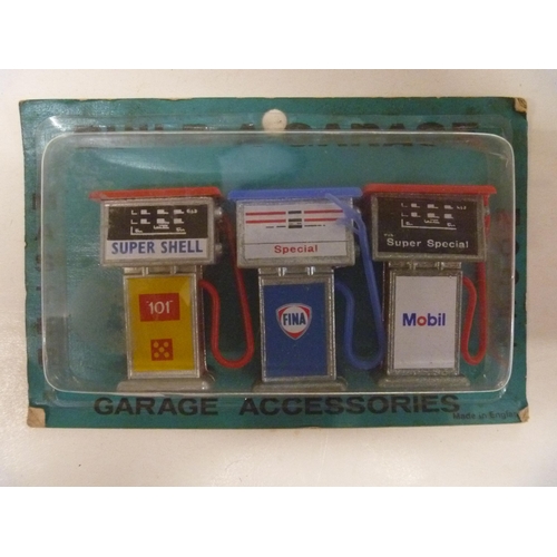 17 - BOXED MASTER MODELS PETROL PUMP SET