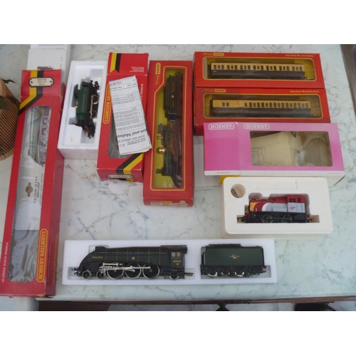 4 HORNBY RAILWAYS LOCOS AND TWO COACHES INCLUDING LORD OF THE ISLES