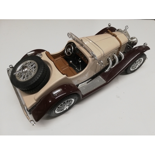 32 - BURAGO 1/18TH MERCEDES MODEL