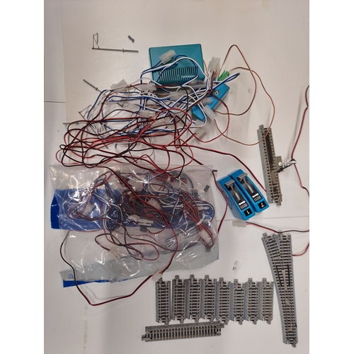 BOX OF KATO AND SIMILAR UNBOXED TRACK SECTION, ELECTRIC STOP GO SIGNAL ...