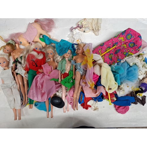 QTY OF SINDY AND BARBIE DOLLS