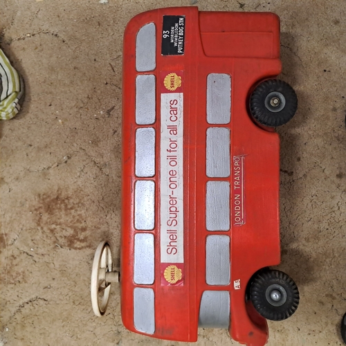 31 - TRI-ANG RIDE ON LT ROUTEMASTER BUS - PLASTIC