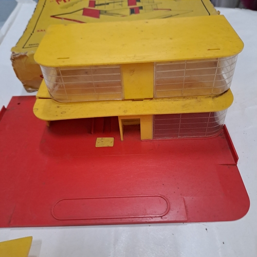 44 - MATCHBOX SERVICE STATION GRUBBY BROKEN AND INCOMPLETE
