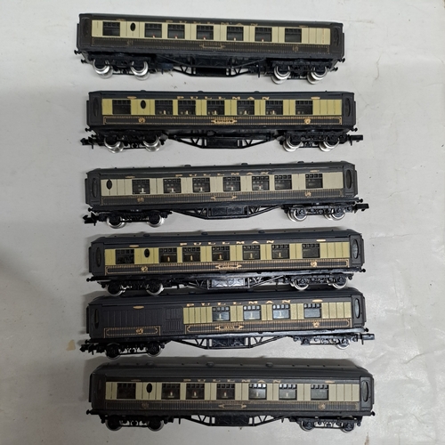 24 - MODEL RAILWAYS  N GAUGE PULLMAN COACHES