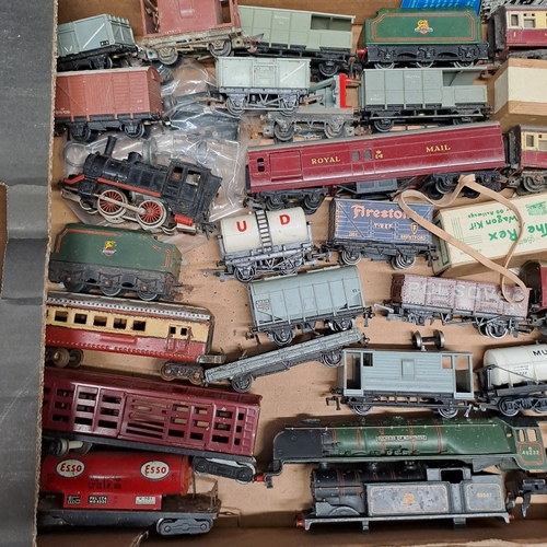 32 - TRAY OF VINTAGE MODEL RAILWAY ITEMS - VARIOUS MAKES HORNBY AIRFIX ETC