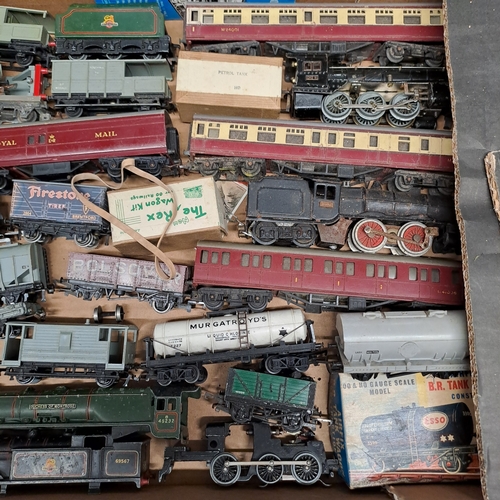 32 - TRAY OF VINTAGE MODEL RAILWAY ITEMS - VARIOUS MAKES HORNBY AIRFIX ETC