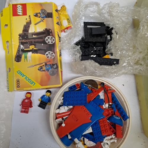 48 - BOX OF LEGO PARTLY DISASSEMBLED STAR WARS CHARACTERS + LEGO LAND KNIGHTS CATAPULT AND TRAY OF TENTE ... 