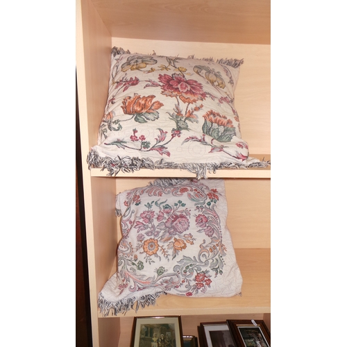 453 - Lot of 2 Cushions