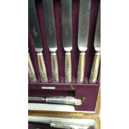 28 - Walker & Hall Oak Case Canteen of Cutlery, 44cm long x 39cm deep x 9cm high