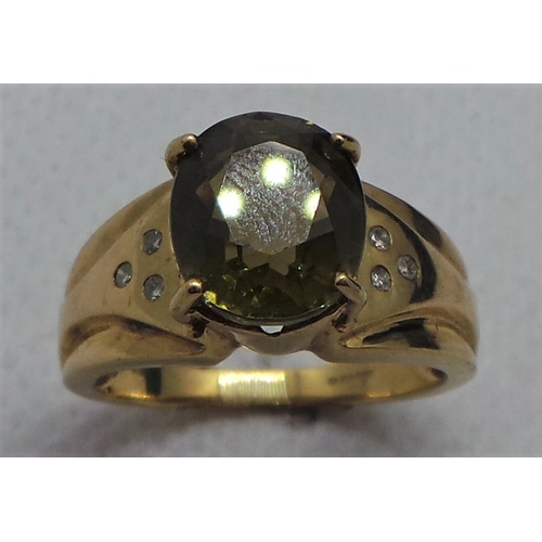 151 - 9ct gold ring with central green stone.  Size: O 1/2