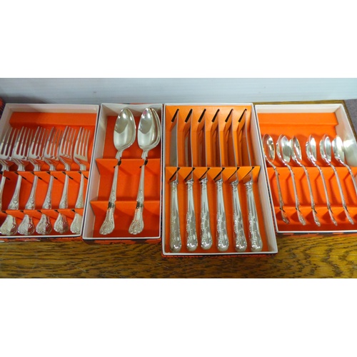 99 - Kings Pattern Boxed Cutlery 68 pieces
Dessert Knives x6
Table forks x6
Fruit spoons x6
Porridge spoo... 