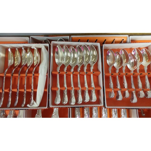 99 - Kings Pattern Boxed Cutlery 68 pieces
Dessert Knives x6
Table forks x6
Fruit spoons x6
Porridge spoo... 