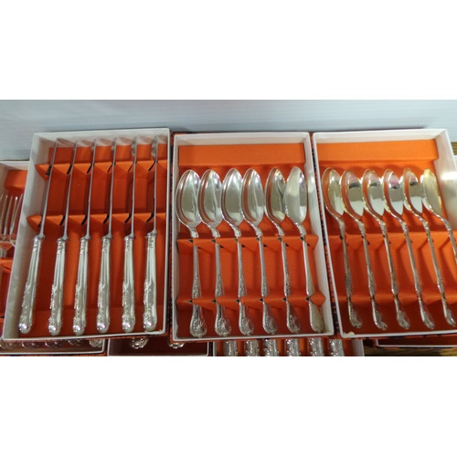 99 - Kings Pattern Boxed Cutlery 68 pieces
Dessert Knives x6
Table forks x6
Fruit spoons x6
Porridge spoo... 