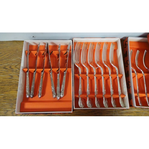 99 - Kings Pattern Boxed Cutlery 68 pieces
Dessert Knives x6
Table forks x6
Fruit spoons x6
Porridge spoo... 