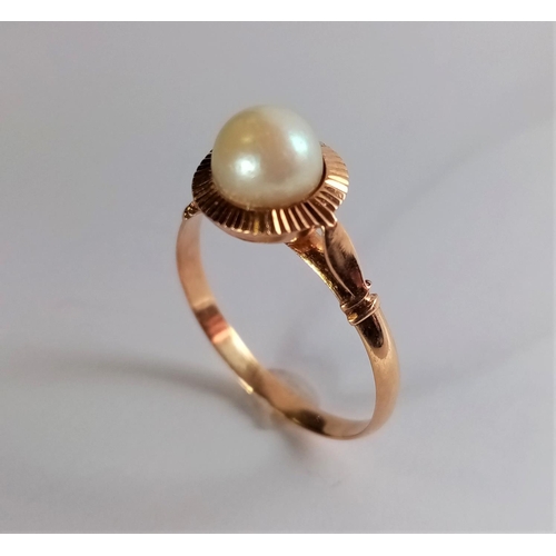 103 - 18ct Cultured Pearl Ring - Size M