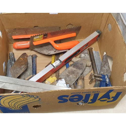 172 - Box of Building Tools: 8 x Chisels, 9 x Trowels, 1 x Level, 1 x Lump Hammer