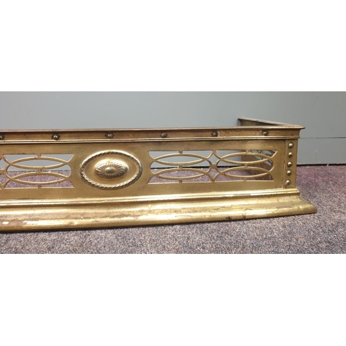 252 - Brass Fender, External:  L:130cm  x D:37.5cm x H:14cm Internal L: 121cm x D: 31cm