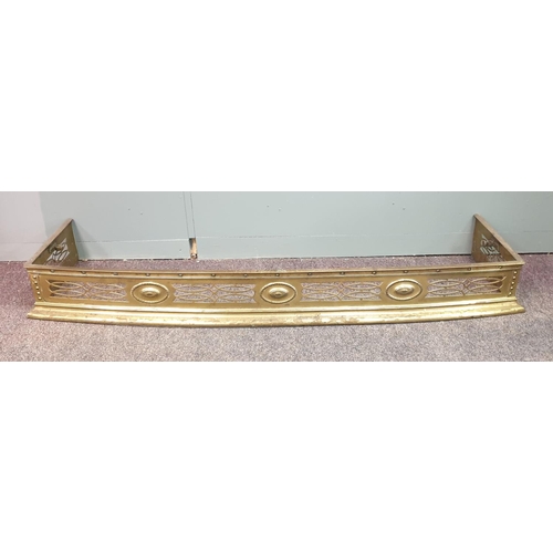 252 - Brass Fender, External:  L:130cm  x D:37.5cm x H:14cm Internal L: 121cm x D: 31cm