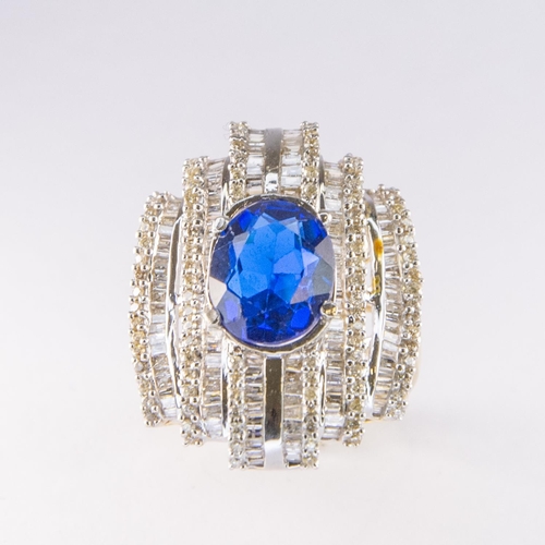 462 - 14ct Diamond & Sapphire Cluster Ring, Size: M