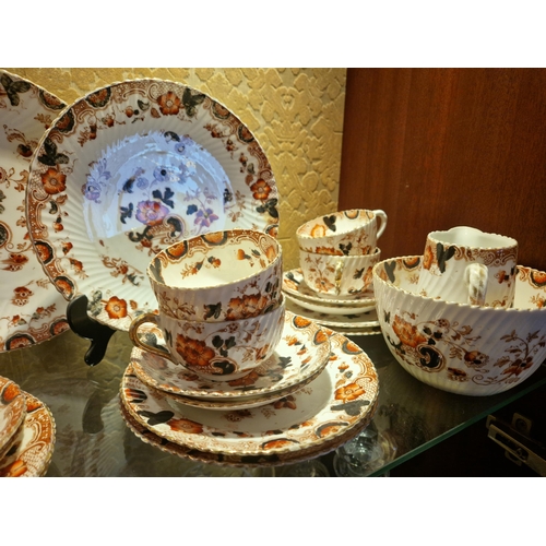 109 - Collection of Antique Dinner/Tea Ware to include; 11x Cup, 11x 14cm Saucer, 12x 18cm Plates, 2x 22cm... 