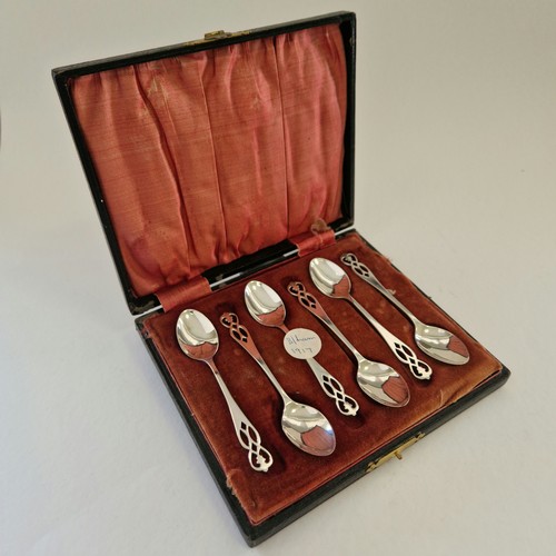 523 - Case of Six Silver Sugar Spoons, Birmingham, 1917. Total Combined Weight 34g