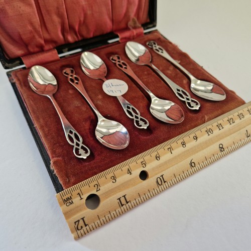 523 - Case of Six Silver Sugar Spoons, Birmingham, 1917. Total Combined Weight 34g