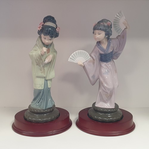 35 - Pair of Lladro Giesha Figures on Stand, height: 32cm (with some damage)