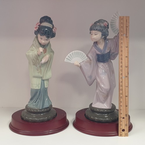 35 - Pair of Lladro Giesha Figures on Stand, height: 32cm (with some damage)