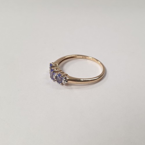 276 - 9ct Gold Diamond & Tanzanite Cluster Ring, Size: S