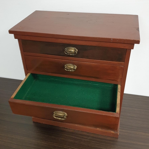 536 - Collector's Chest, H:44 x W:41 x D:22cm