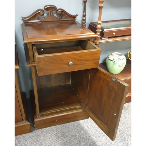 615 - Pair of Mahogany Bedside Lockers, H:75 x W:40 x D:35cm